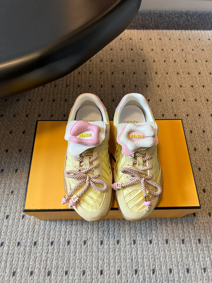 Fend*26ssThe flower of early spring will roll up Gad's shoes. New flowers, new shoes., Sweet girl Spring Ha is a direct god seal.！The logo flower flipping shoe tongue., It's two styles that can be flipped and switched., Sweetness is so cool that it's so cool.. The regood shoe is a thick pair., The upper leg second shows the small legs., Little Tin Tin-Chu is definitely a good one.. Multi-material assembly process, The soft feet are so comfortable., I've been wearing it long enough., The day is free from stress.. 4The Dopamine fairy., I'll be your partner for the whole spring and summer., You look good with skirts and pants., Telecommuting, Date, The whole street is a good fit.. Shoe.: Cows are counter-feat./Brush Uchi.: Bullskins. Otsumi!: Original version to open size: 35-40Code（40Code custom is not to be changed） He's tall.: 2cm