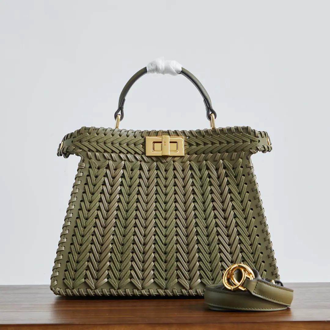 The army is green and weaving. 🎶 Fend•Iconic Peekaboo ISeeU Import of leather matter, The edge and the front are colored with the same braids. It's got a classic twist of two layers. Hand handle and modifiable disassembly straps You can pick it up or slash it.Size:27-11-21cm Paragraph