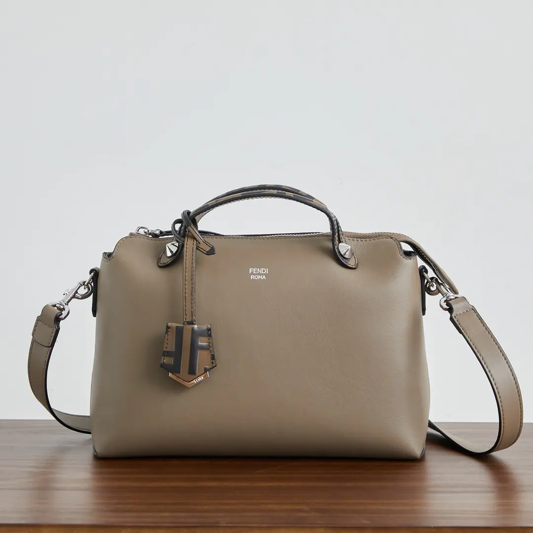 🔥🔥 BY THE WAY- Pull the zipper and close the Boston handbag., Handheld design, Embrace cards. There's two pockets inside., We're separating two layers through the partition., There's another pocket.. Adjustable to Disassemble Shoulda. Cow skin making. plating, metal-forming. Dimensions28*15*13 Paragraph: 2303