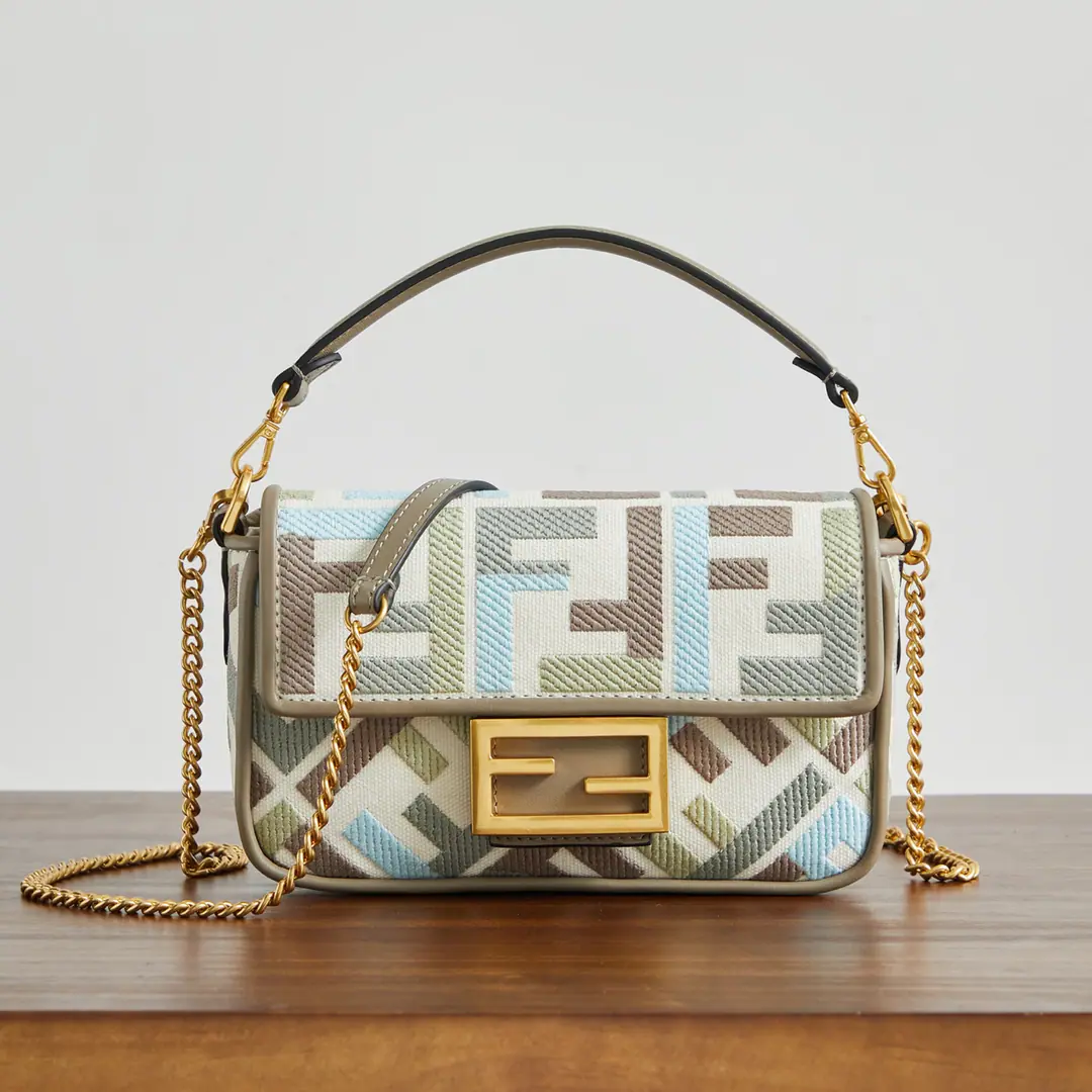 🔥🔥🔥 The logo mini-s.Baguette“Handbag., Original machine fabric, To use the symbol of combing line embroideryFFPattern, MatchFFTights.. It's a color-like leather detail.. Heads up., Magnetic buttons, There's a layer of internal fabric liner., With pockets and gold-faced metal.. The handbags are equipped with disassembly handles and chained shoulder belts., But the handy., Shoulder or slash Capable6.7Inches of smartphones, Mini TritoldCard or wallet, Keys and lipstick.. Dimensions: 13*5*20 cm Paragraph: 0159