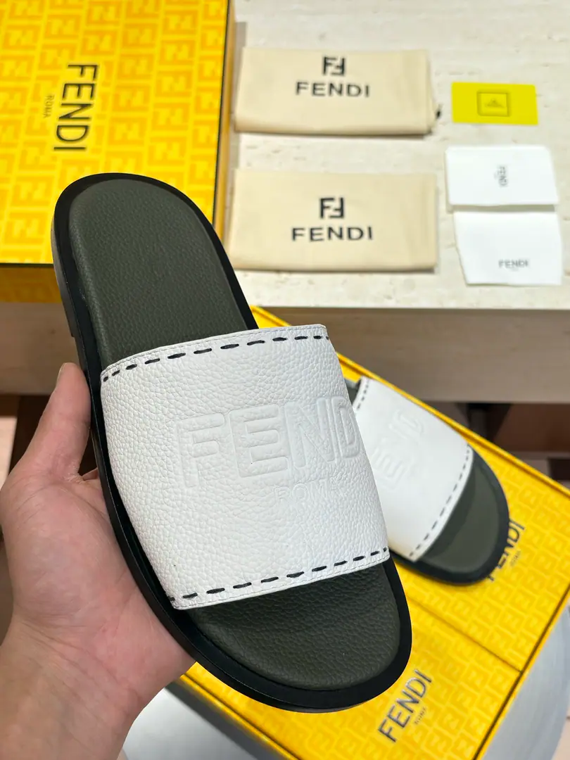 2026FEND*New one's a big slipper.🩴 The whole oxen are really skiny., The stubble is a real stubble.. The fashion is still strong. Shoes are very cozy. Size: 39-44（38.45.46Custom）