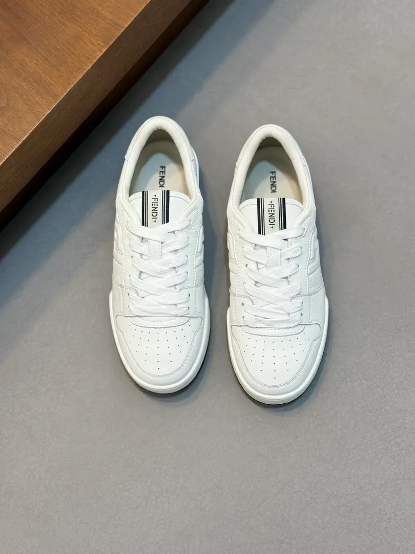 A couple. 36-44 35.45Do it.FENDINew money for the season FENDI MatchSports shoes The white and the fuzzy and the low-looking shoes. MarkerFENDI MatchSports shoes, The shoe and tongue are brand new.FENDI TapeBelt. The white and the fuzzy material., Shoes and side-cams are pierced.. Sides are gluted.FFMark. Rubber soles, SidebandFENDIWord. A shoe box with a tie of the same colour..