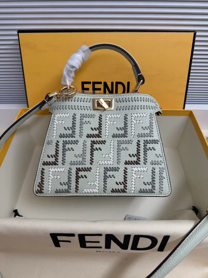 🎶 peekaboo New Series ISeeU petite The calf has a very delicate skin., One side is a classic pair of hand-woven.F Logo✨And on the other side, it's a simple, elegant wrapping., A bag of two styles., A simple, generous person., It's practical and practical.. Paragraph Weaver trumpets Size:20-11-15cm