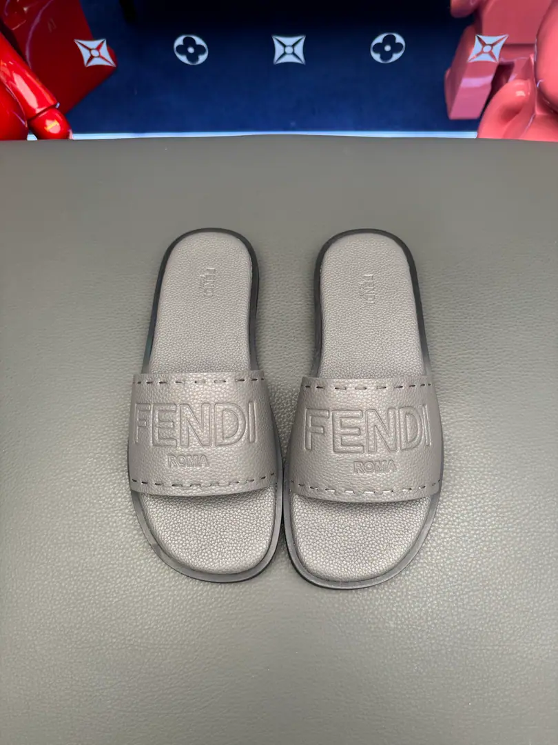 FENDIFendi slippers.💄How can we lose the little monster this summer?💄Original Imported Special Metal Decoration➕Original private model！Details determine success., Good quality is not afraid to zoom in on details.！The feet are super comfortable.！You need a nice, cool pair of sandals this summer.👣 Standard code number: 39-44（38.45.46Make a reservation.）