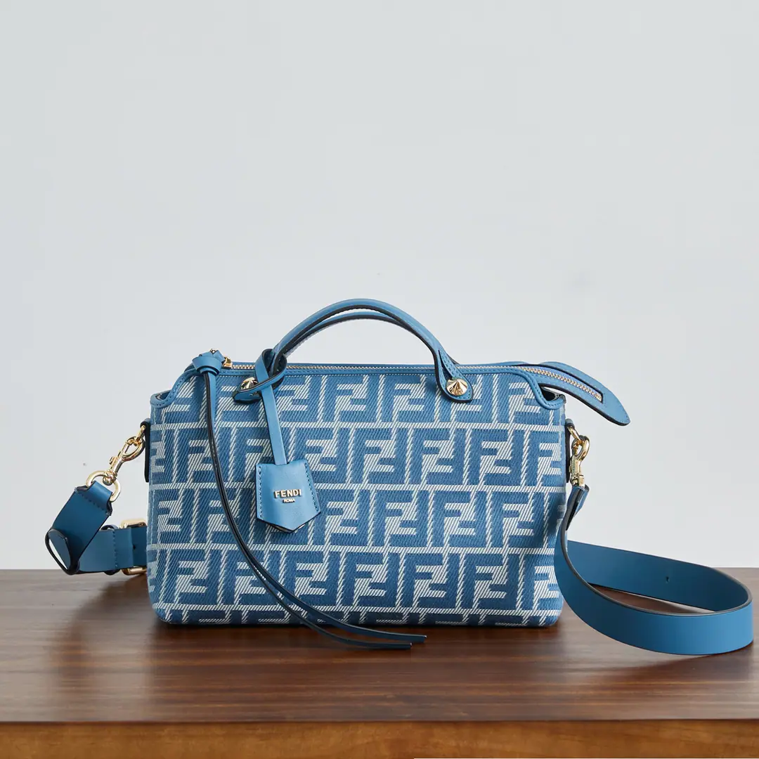 Big number.🔥🔥 ^FENDI^ New Boston handbag.～ Blue cowboys with a classic double.F logo, Double hand and custom locket., Capacity, High value, The romanticism of pragmatism.💕Shoulder adjustable length, All one shoulder slants are free., Make every time you leave, you'll be holding your hand like a day.😻 Paragraph Dimensions: 28/12/18cm