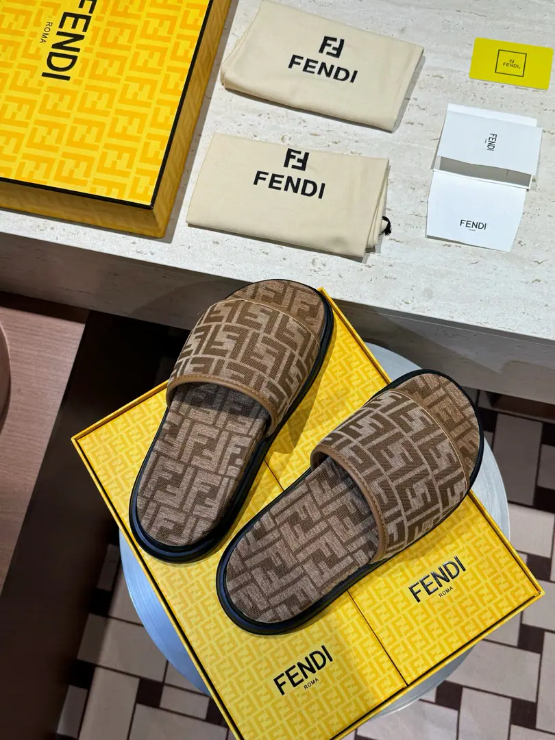 Top mass version top packaging🔥🔥🔥 2026FEND*New slippers, cattle, and a new one.. The fashion is still strong. Shoes are very cozy.👍 Size: 39-44（38.45.46Custom）