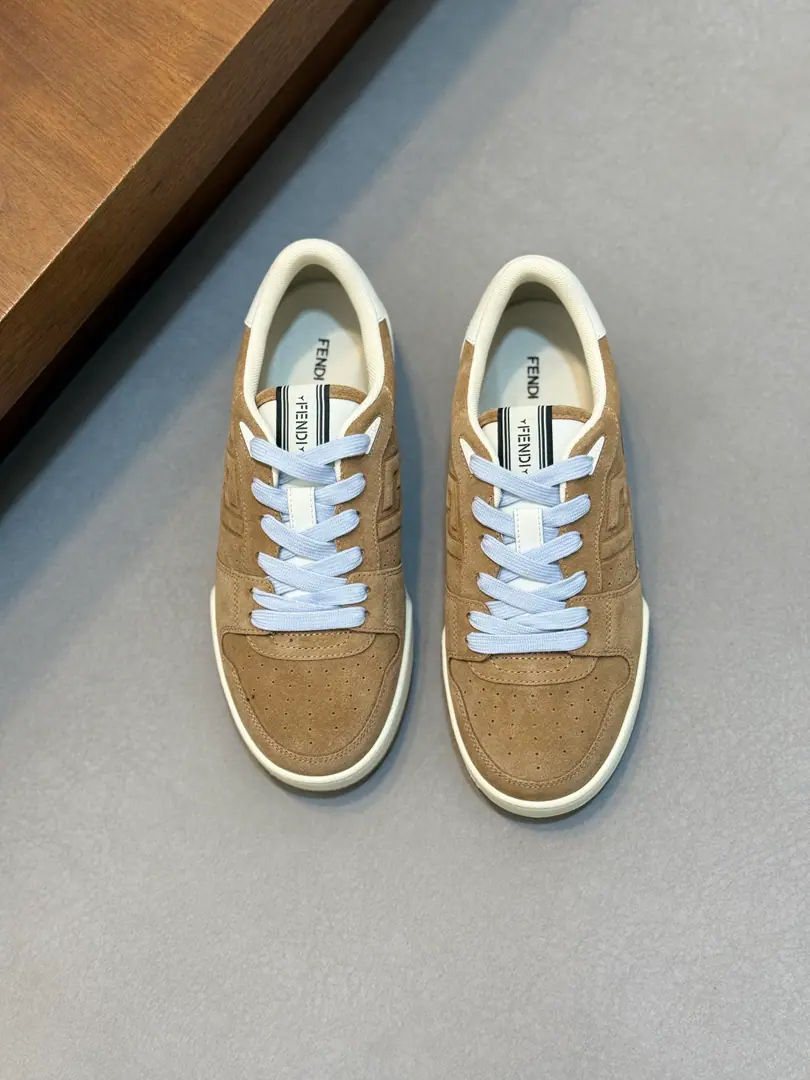 A couple. 36-44 35.45Do it.FENDINew money for the season FENDI MatchSports shoes The white and the fuzzy and the low-looking shoes. MarkerFENDI MatchSports shoes, The shoe and tongue are brand new.FENDI TapeBelt. The white and the fuzzy material., Shoes and side-cams are pierced.. Sides are gluted.FFMark. Rubber soles, SidebandFENDIWord. A shoe box with a tie of the same colour..