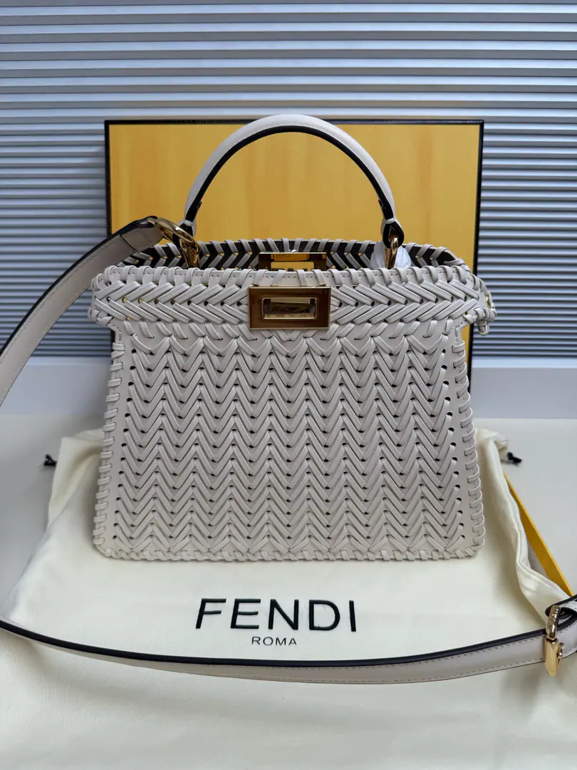 🎶 Fend•Iconic ekaboo ISeeU Import of leather matter, The edge and the front are colored with the same braids. It's got a classic twist of two layers. Hand handle and modifiable disassembly straps You can pick it up or slash it.Size:27-11-21cm Paragraph: 5002