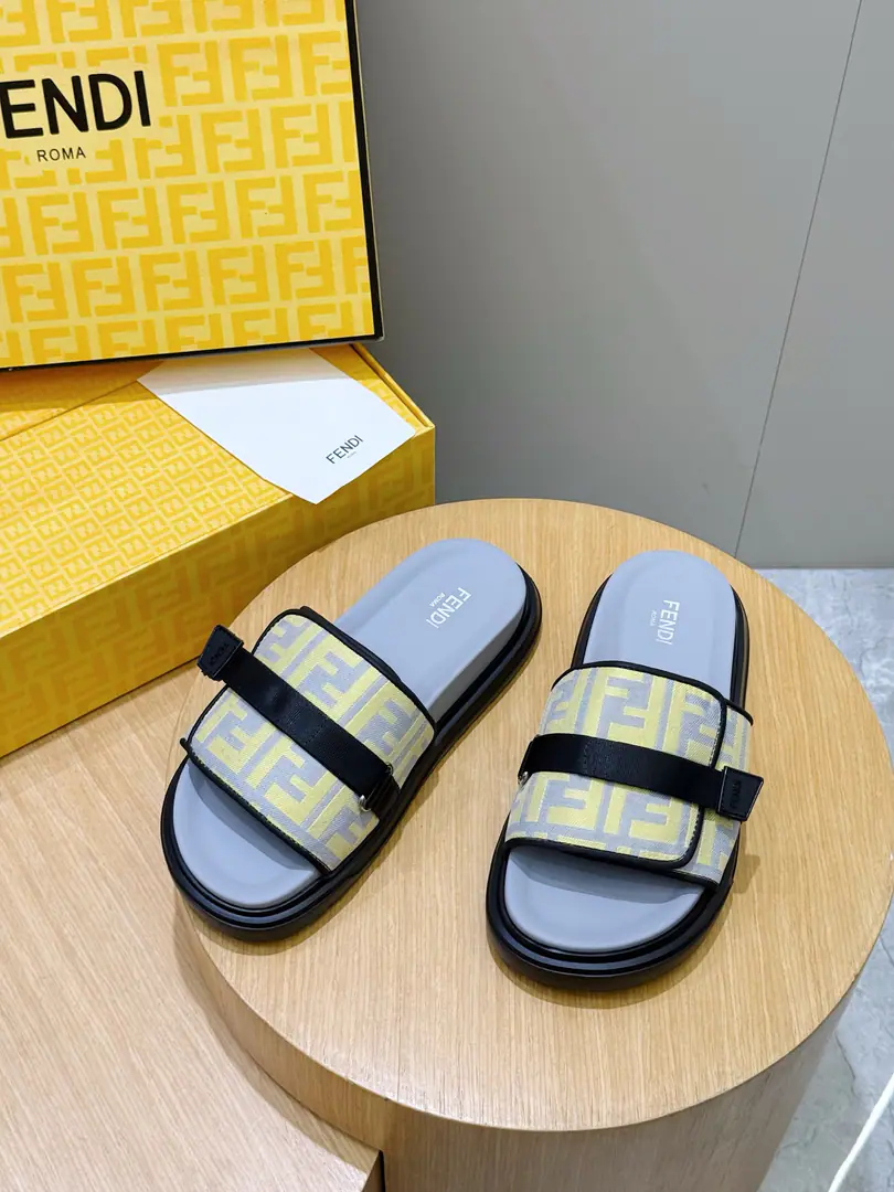 FENDIFendi Beach with rubber slippers for the men. A wide band of sandals.. PUROSE SHOES LIGHT, Extremely flexible.. Slip-proof rubber soles. Rubber material. Shoes are so different., FFPattern Size:39-44(38.45 46Do it.）
