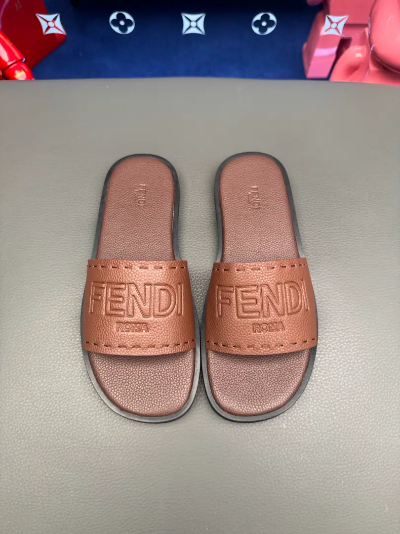 FENDIFendi slippers.💄How can we lose the little monster this summer?💄Original Imported Special Metal Decoration➕Original private model！Details determine success., Good quality is not afraid to zoom in on details.！The feet are super comfortable.！You need a nice, cool pair of sandals this summer.👣 Standard code number: 39-44（38.45.46Make a reservation.）