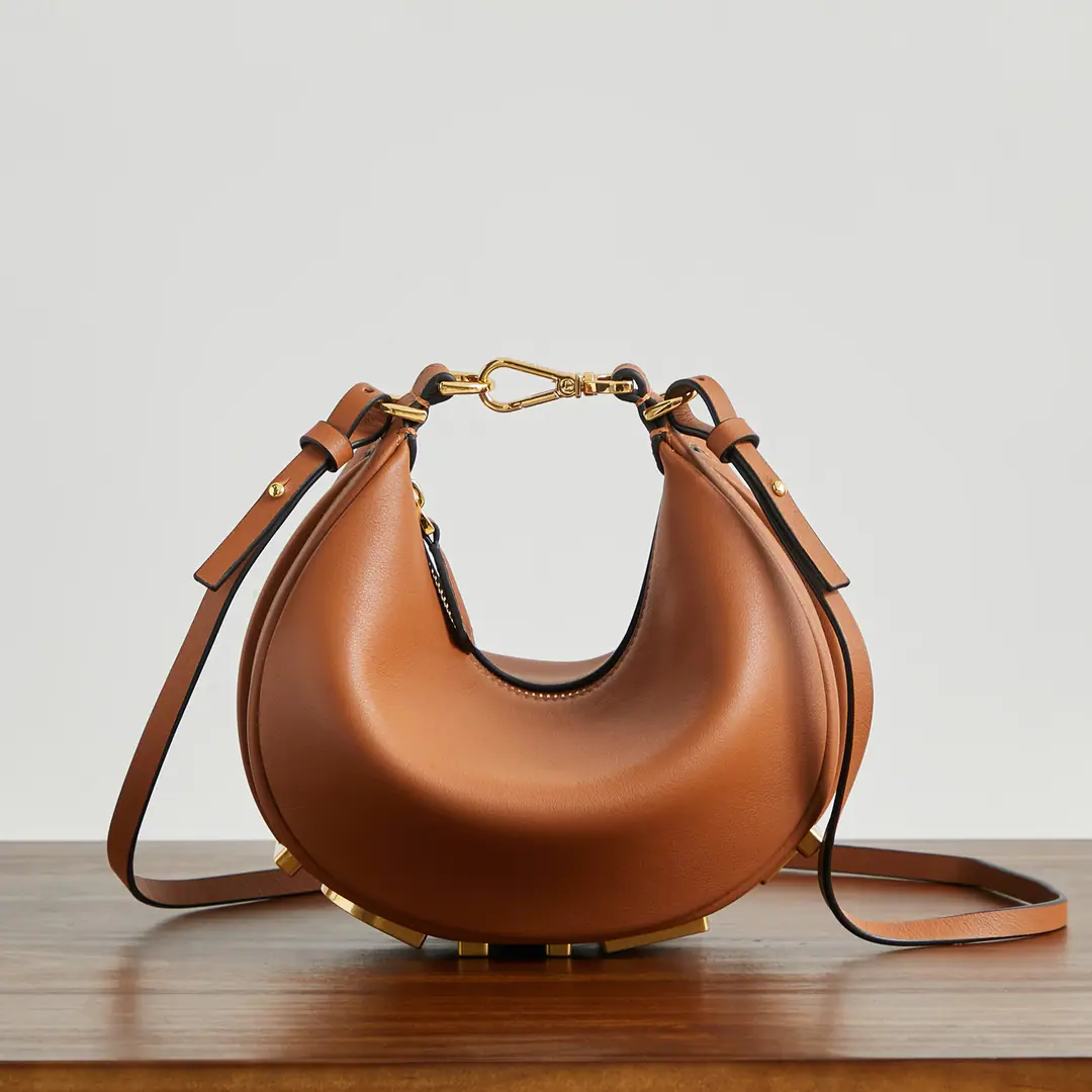 Little brown. praphyPut the armpit in your bag., It's a moth., Bigger the classic metal.Logo[FEND1]It's decorated at the bottom of the bag., The envelope's spelt is very appropriate to the line of the body., I'm so full of fashion when I'm under my armpits., It's a walking lawn plant.！ Small. Dimensions20x7.5x13cm