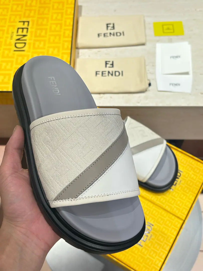 Top mass version top packaging🔥🔥🔥 2026FEND*New slippers, cattle, and a new one.. The fashion is still strong. Shoes are very cozy.👍 Size: 39-44（38.45.46Custom）