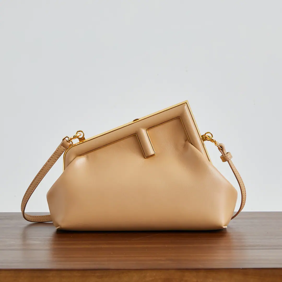 🔥🔥Almond. Fendi FirstSmall pocket. Pink leather handbag. More details Fendi FirstSmall pocket., Soft pink napa leather., Napa leather with a large metal fixed on the same color.FOpen. Internal partition is marked.FFLined in pattern, With undryable inside hooks and gold metal. With a strap that can be disassembled., You can hold it or shoulder it.. Italian manufacture Material: Fabulous.: Lamb leather., Refried.: Texture Depth: 9.5 Length: 26 Height: 18 Paragraph: 2218