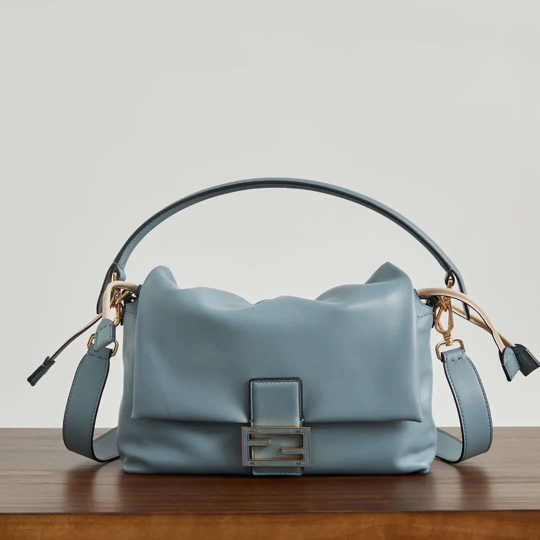 Medium Lake Blue🔥🔥🔥 It's brand new.Mamma BaguetteHere we go., The combination of a magic stick and a bag of Fukuoka., None of the softest bags on the net., So soft and twig, too tiny a parchment., He's lazy and he's very advanced.！The symbolic hardware buttons are simple and fashionable with a little sheep skin., The skinline is so loose., The long shoulder and wrist belt are easy to adjust., Free and free., How can I feel?, It's so healing.！ Small Dimensions: 16x10x13cm Medium Dimensions: 26.5x8.5x18cm Large Dimensions: 31.5x12x22cm.