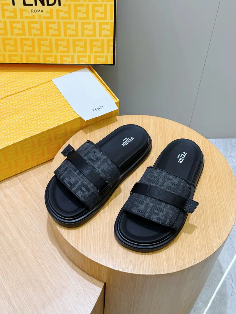 FENDIFendi Beach with rubber slippers for the men. A wide band of sandals.. PUROSE SHOES LIGHT, Extremely flexible.. Slip-proof rubber soles. Rubber material. Shoes are so different., FFPattern Size:39-44(38.45 46Do it.）