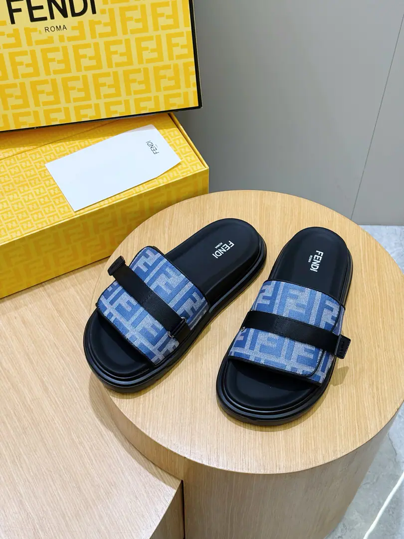 FENDIFendi Beach with rubber slippers for the men. A wide band of sandals.. PUROSE SHOES LIGHT, Extremely flexible.. Slip-proof rubber soles. Rubber material. Shoes are so different., FFPattern Size:39-44(38.45 46Do it.）