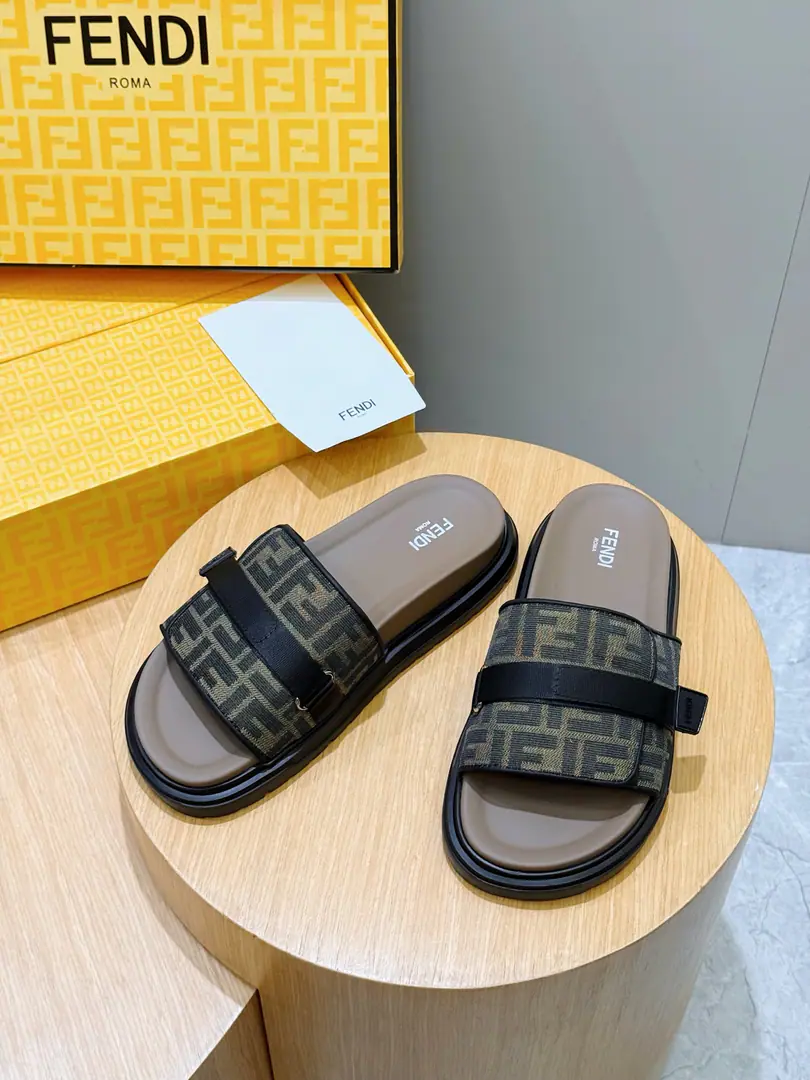 FENDIFendi Beach with rubber slippers for the men. A wide band of sandals.. PUROSE SHOES LIGHT, Extremely flexible.. Slip-proof rubber soles. Rubber material. Shoes are so different., FFPattern Size:39-44(38.45 46Do it.）