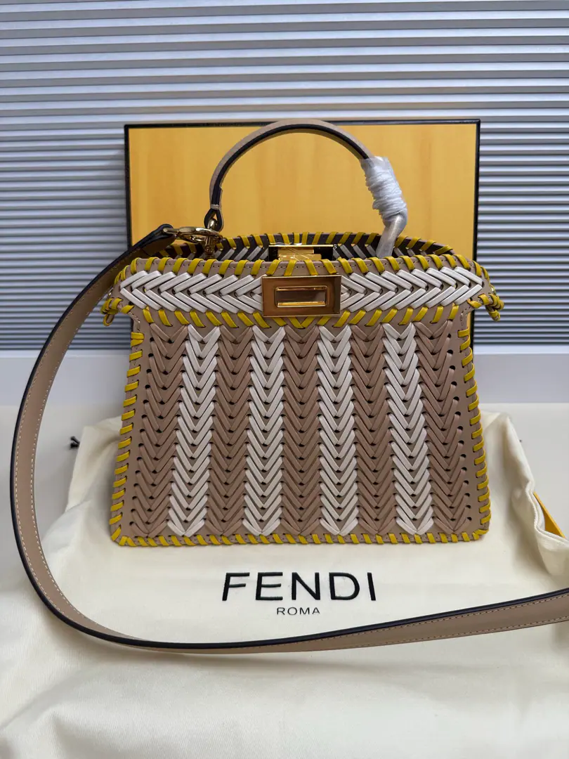 🎶 Fend•Iconic ekaboo ISeeU Import of leather matter, The edge and the front are colored with the same braids. It's got a classic twist of two layers. Hand handle and modifiable disassembly straps You can pick it up or slash it.Size:27-11-21cm Paragraph: 5002