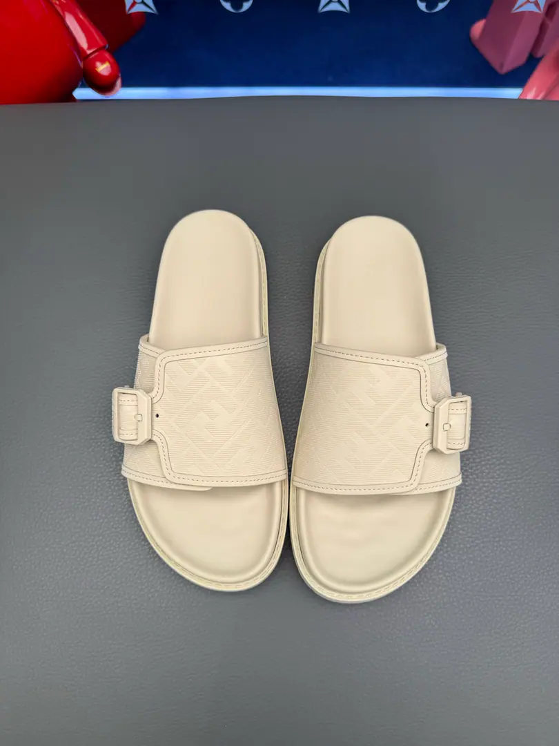 FENDI Fendi! The slippers are out of the stock.💄How can we lose the little monster this summer?💄Original Imported Special Metal Decoration➕Original private model！Details determine success., Good quality is not afraid to zoom in on details.！The feet are super comfortable.！You need a nice, cool pair of sandals this summer.👣 Standard code number: 39-44（38.45.46Make a reservation.）
