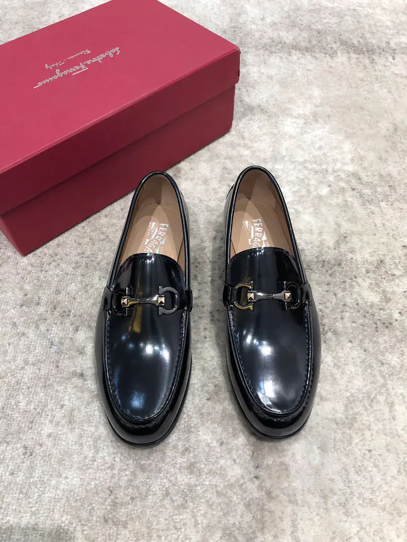 Pyragmud.FerragamoHigh-end men's fine leisure shoes., The shoe is imported into the skin of the cow., In the skin of the watered cow., That's a big one., Perfect detail is impeccable., Standard Code39-44（38.45You're gonna have to do it or not.）, Current