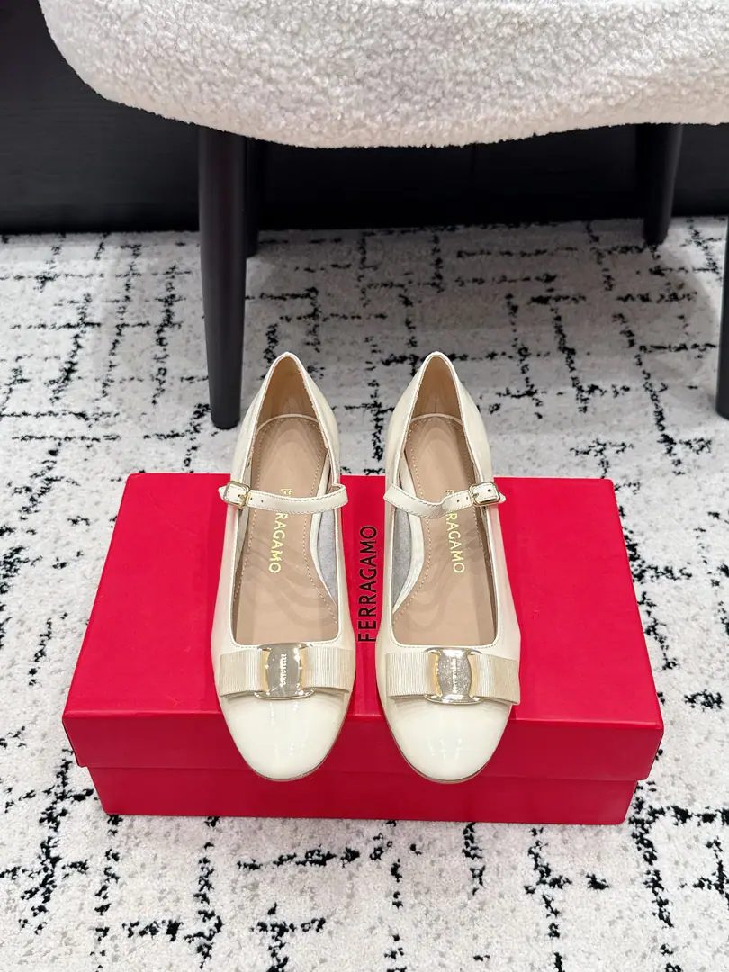 Ferragamo Pyragmud. 26/ Spring and summer butterfly is a big-ass pair of heels. The classics are undefeated.！Signal butterfly knots.！- Heel-tone shoes. Re-exact with a simple classic design It's a symbolic bow. It's a special shoe for all kinds of occasions. Eternal classics. ✔️Fabulous.: The original imported little paint. ✔️Uchi.: Lamb skin. ✔️Otsumi!: Italian imports are so thick.！ ✔️He's tall.: 3.5cm ✔️Size: 34-42（34 40 41 42Do it.）