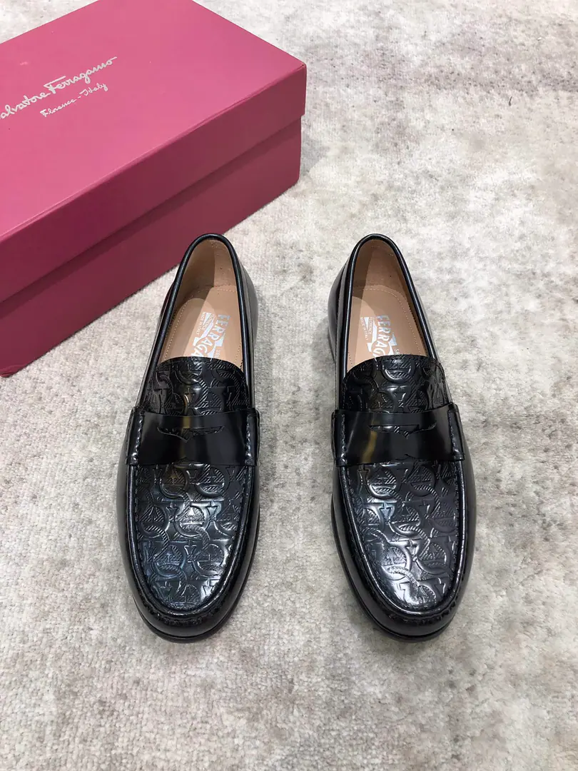 Pyragmud.FerragamoA man's fine leather shoes., The shoe is imported into the skin of the cow./Open the beads., Fine double button., In the skin of the watered cow., That's a big one., Standard Code39-44（38.45You're gonna have to do it or not.）, Current