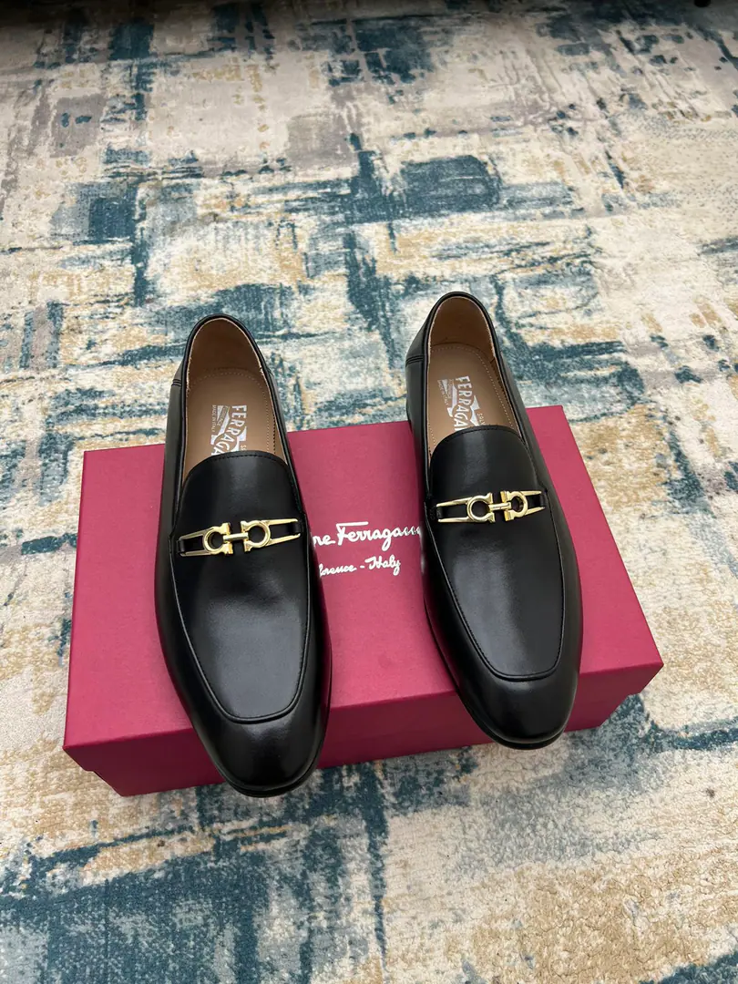 Ferragam～ Codes: 38-45 FThe new man is wearing leather shoes., Perfect work., Top Cycling, Using imported Italian calf skin design, The ancient law has been custom-made to match the original hardware button., In the cow's skin./Foot., Importing the original Luxury is a very big deal., （38and45I'll make sure I don't change it.）