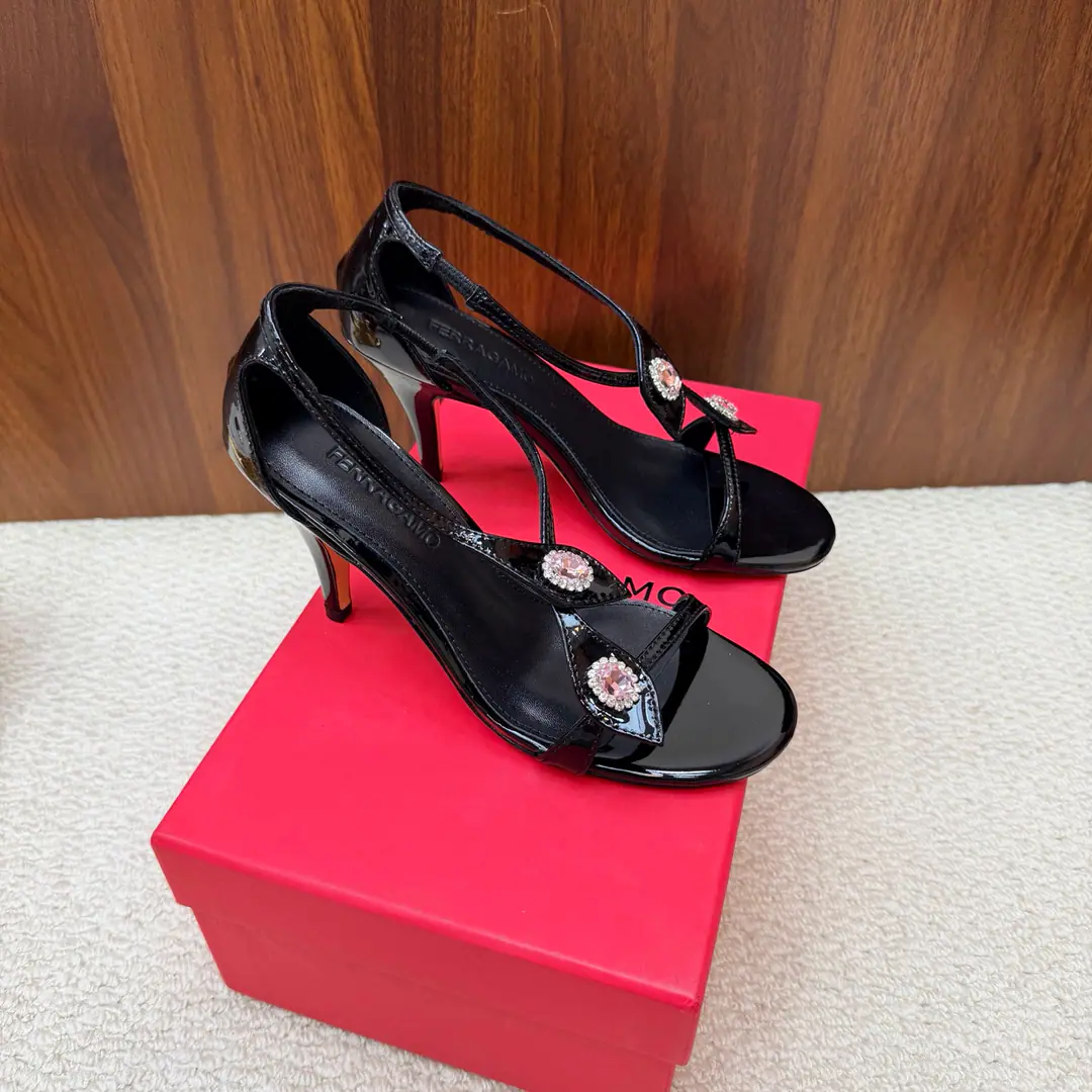 This spring and summerSalvatore FerragamoPyragmud. It's blown.💜26SSpring and summer sandals. The shoes are skinned with a little sheep. He's got a little foot in his head and a little sheep skin. Italian imports are so thick. He's tall.8cm Size: 35-39 （40/41/42Custom）