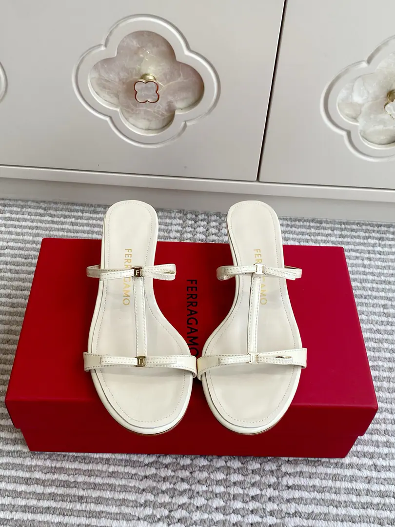 Batch 🐳Ferragamo Abili｜A gentle ceiling butterfly with a kitten and slippers. Ferraguemu.AbiliSeries, Put the classics on.VaraThe little bow is extremely simple. ♪ Light face in paint ♪, TThin belt, Little Kim's butterfly is a little bit of a slender. 4.5cmQuadrits and..., You're not tired., The belt hides the force of the bullet., No toes. Italy is a big-ass country., Little sheep's skin inside., The upper foot is soft and comfortable. size: 35-39（40.41.42Do it.）
