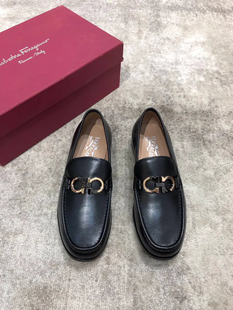 Pyragmud.FerragamoA man's fine leather shoes., The shoe is imported into the skin of the cow./Open the beads., Fine double button., In the skin of the watered cow., That's a big one., Standard Code39-44（38.45You're gonna have to do it or not.）, Current