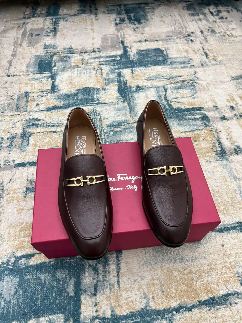 Ferragam～ Codes: 38-45 FThe new man is wearing leather shoes., Perfect work., Top Cycling, Using imported Italian calf skin design, The ancient law has been custom-made to match the original hardware button., In the cow's skin./Foot., Importing the original Luxury is a very big deal., （38and45I'll make sure I don't change it.）