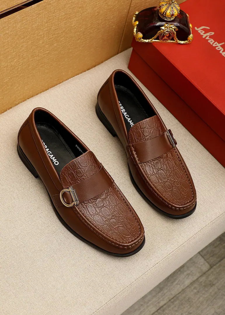 💐 Trade marks: Ferragamo「 Pyragmud.」Leisure shoes. Positive code number: 38-44（45.46🉑️Custom） Commodity materials: Select Importing the head layer of a cow's skin on the face of a flower shoe.+Original hardware button, Imported water-tied cattle🐂Pioneer.. Strong stereo visual effects, Original Base Yin. Colour: 2⃣️Colour Optional