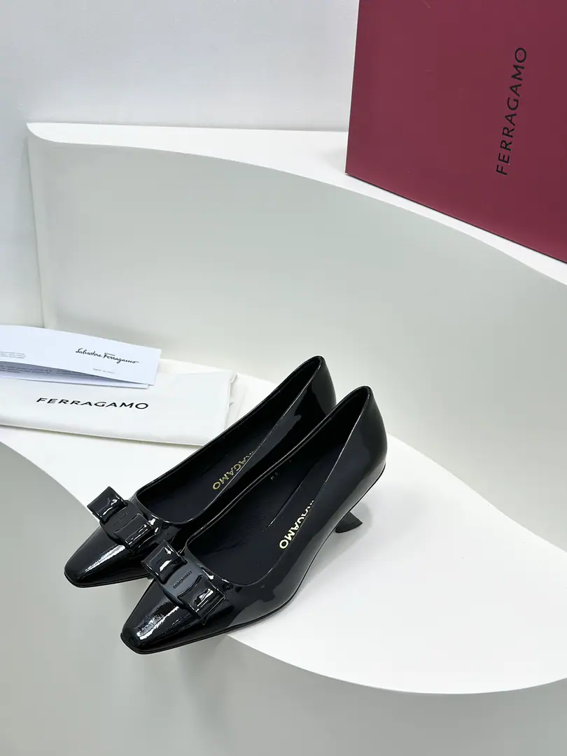salvatore Ferragamo Philamu's new money.varaA painted butterfly with a small pair of shoes.！New, head.varaMore fashion., A little bit of a woman you can fall in love with., With a new one.FThe heels are super steady. 💗I'm not tired of daily commutes.🎀The new designer did a different act for the Philagomous bow.！ Fabulous.: Importing cow paints Uchi.: 🐑The sheep's skin is in the ground.. Otsumi!: The original custom is really high density.. Codes: 34.35.36.37.38.39.40 （Half a yards..34.40Custom without re-offer） He's tall.: 1cm/6cm
