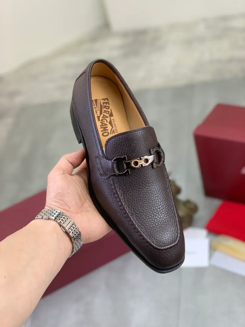 Plant prices 【Real value】In the watered cow. 🆘【Salvatore Ferragamo】Pyragmud. The man's latest leisure business shoes.！The cabinet is on the market.！The fabric is used to import original swigs and skins., Imported water to dye cattle skin inside., It's absolutely luxurious., ♪ Lead the fashion current ♪. Match: 38-47 Black Brown is optional