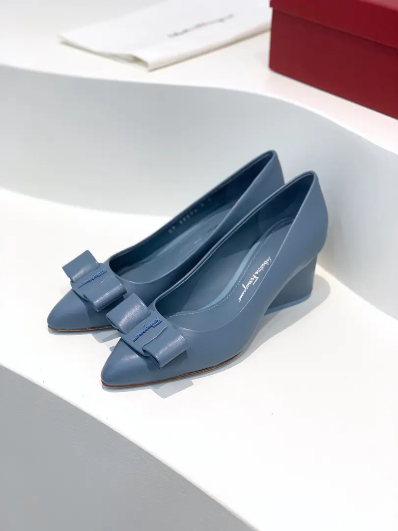 salvatore Ferraga*o ✔️Phila.*I want to see the new candy and the newest one.VivaBallet shoes.✔️ You're really high-valued.！This year's show.vivaThe pointy with the candy on the color., It's a little girl., ♪ The spring is full of breath ♪✔️Newly upgraded cortex cortex.🔝Add a stereo-sense sculpt effectLogoIt's more stylish.✔️ Teardrops and heel are inspired by it.Richard SerraA sculpture of the lineline lint.✔️VIVAYes.VARAAn upgrade of classic shoes.✔️BingVARAMore young., Keep up with the trend.. Change your pointy shoes., But it's not a scratch., Because it is.DThe blogger says:, It's more thin and thinner.！The new version of the bow is bigger than the original., The outline is even clearer., Choose the same color and material as the heels., The whole shoe looks simple and stylish.. The drip and the design have stopped the heavyness of the heel. Fabulous.: Little sheep's skin. Uchi.: In the sheep's skin. Otsumi!: That's a big one.. Codes: 34/35/36/37/38/39/40（34.40Do it.） He's tall.: 2cm /5cm