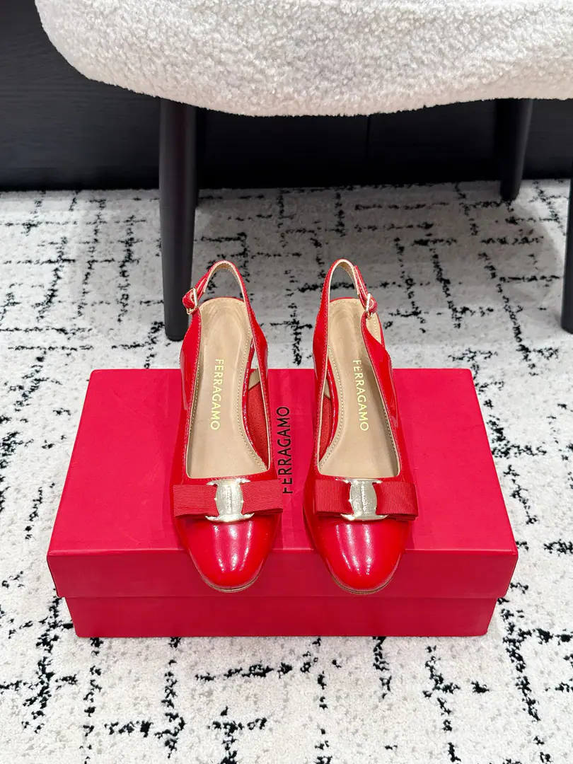 Ferragamo Pyragmud. 26/ Spring and summer, the new butterfly, with its long heels. The classics are undefeated.！Signal butterfly knots.！- Heel-tone shoes. Re-exact with a simple classic design It's a symbolic bow. It's a special shoe for all kinds of occasions. Eternal classics. ✔️Fabulous.: The original imported little paint. ✔️Uchi.: Lamb skin. ✔️Otsumi!: Italian imports are so thick.！ ✔️He's tall.: 5.5cm ✔️Size: 34-42（34 40 41 42Do it.）