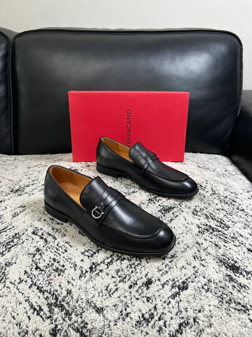 Ferragamo High Quality Top-level craft Pyragmud. Shoe cabinets are being synchronized for distribution., Italian import of original cattle skin, Imported water-tied cattle., Shoes under the sole.: The original factory is super comfortable with the original base., The original factory and the single. Codes 39-44（Sold38 45 46）
