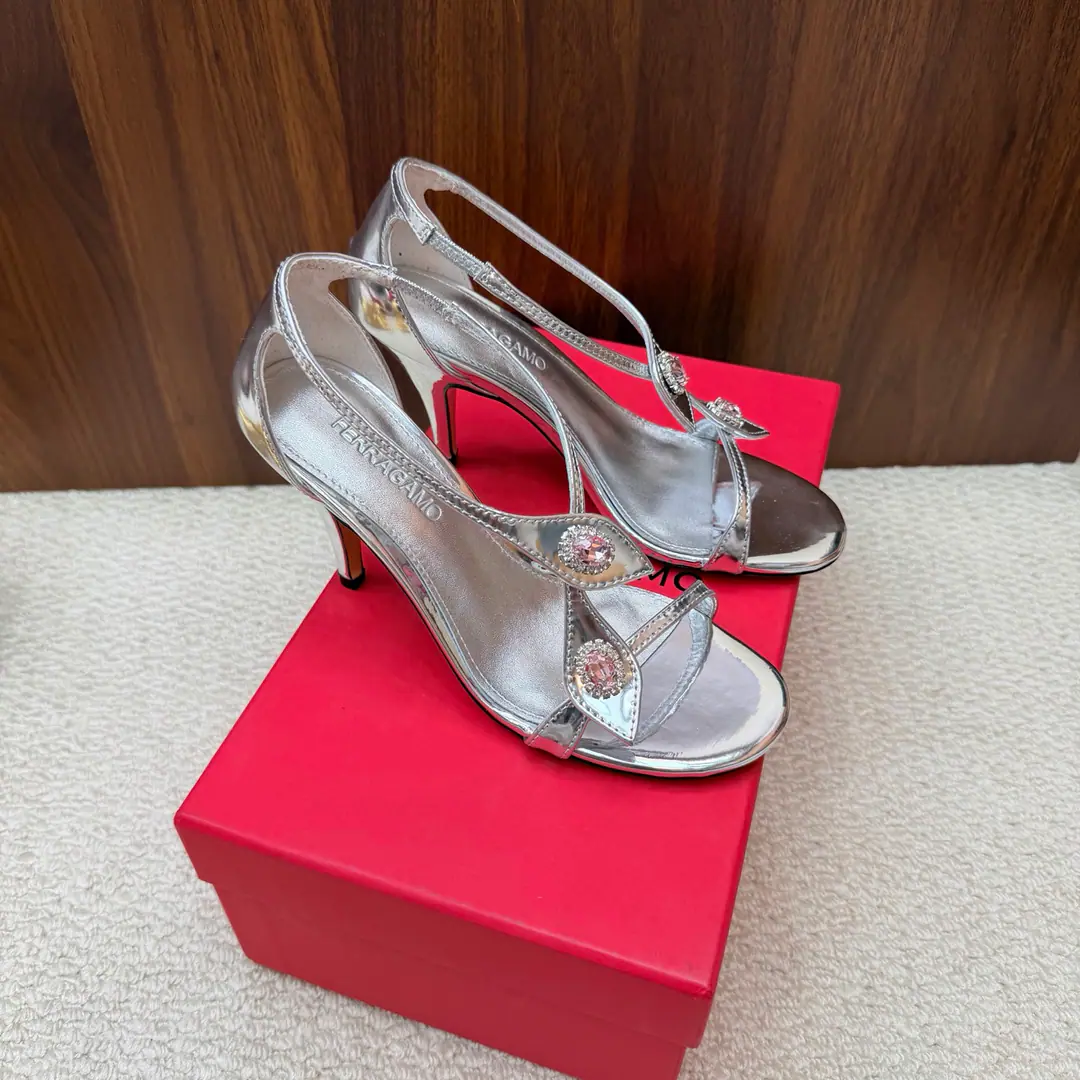 This spring and summerSalvatore FerragamoPyragmud. It's blown.💜26SSpring and summer sandals. The shoes are skinned with a little sheep. He's got a little foot in his head and a little sheep skin. Italian imports are so thick. He's tall.8cm Size: 35-39 （40/41/42Custom）