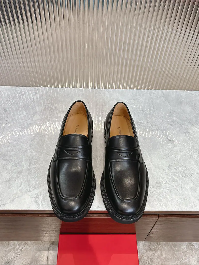 Pyragmud.FerragamoA man's fine leather shoes., This man is a man of LeFoo shoes., The details are gorgeous., Show me how to be honest., It's a good time to be with you at the cocktail party.. The fabric is imported into the cattle., It's a wonderful quality., Inrebin's got a little fetus skin., A stylish and stylish shape.！The original is a very long-lasting, foamy, very deep., Back with rubber negatives., Comfortable, smooth., The bottom of the world is very clear.logoEmblem., I'm showing you the skill of a professional shoe master.. Every detail is a piece of work., Full package Standard Code39-44（38.45.46You're gonna have to do it or not.）