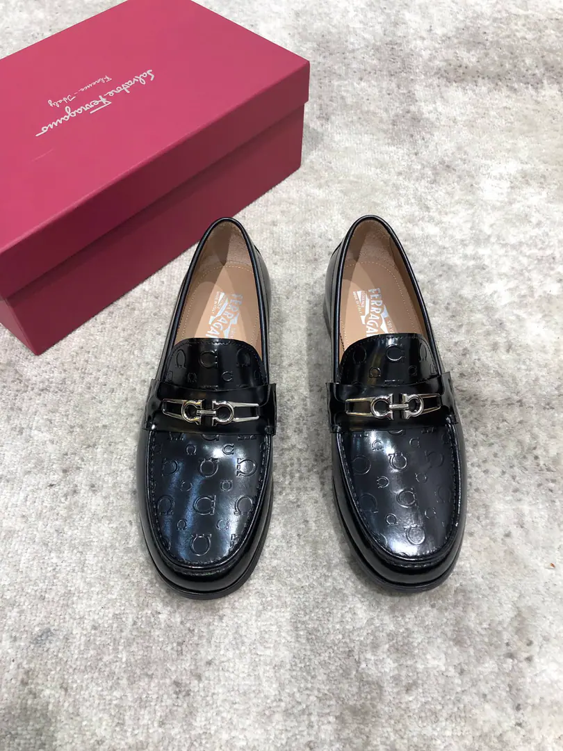 Pyragmud.FerragamoA man's fine leather shoes., The shoe is imported into the skin of the cow./Open the beads., Fine double button., In the skin of the watered cow., That's a big one., Standard Code39-44（38.45You're gonna have to do it or not.）, Current