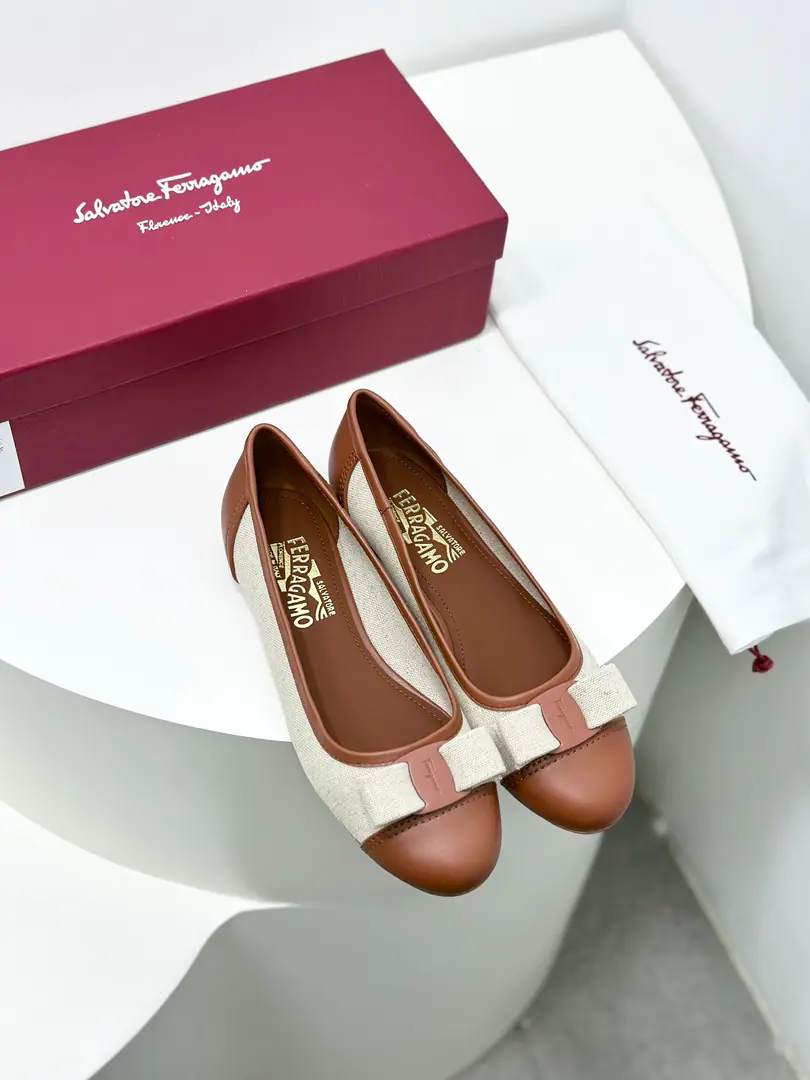 FerragamoThe new version of Firagmu. VaraOne shoe on the side of the ballerina.！🎀 This flat-bed shoe is a very sexy one., The contrasting color and textures add to the brightness of the shoe.🥂 The shoe face is made of cotton flask and sheep's skin., The shoeheads are paired with a double-coloured bow.！It's very loose with some linen top and skirt.🥳 🍃Fabulous.: Cotton tarpaulin./Lamb skin. 🍃Uchi.: Imports🐑The sheep's skin is in the ground.. 🍃Otsumi!: The original is really a big one.. 🍃Codes: 34.35.36.37.38.39.40, （34.40I'll make sure I don't change it.）