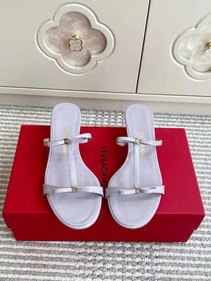 Batch 🐳Ferragamo Abili｜A gentle ceiling butterfly with a kitten and slippers. Ferraguemu.AbiliSeries, Put the classics on.VaraThe little bow is extremely simple. ♪ Light face in paint ♪, TThin belt, Little Kim's butterfly is a little bit of a slender. 4.5cmQuadrits and..., You're not tired., The belt hides the force of the bullet., No toes. Italy is a big-ass country., Little sheep's skin inside., The upper foot is soft and comfortable. size: 35-39（40.41.42Do it.）
