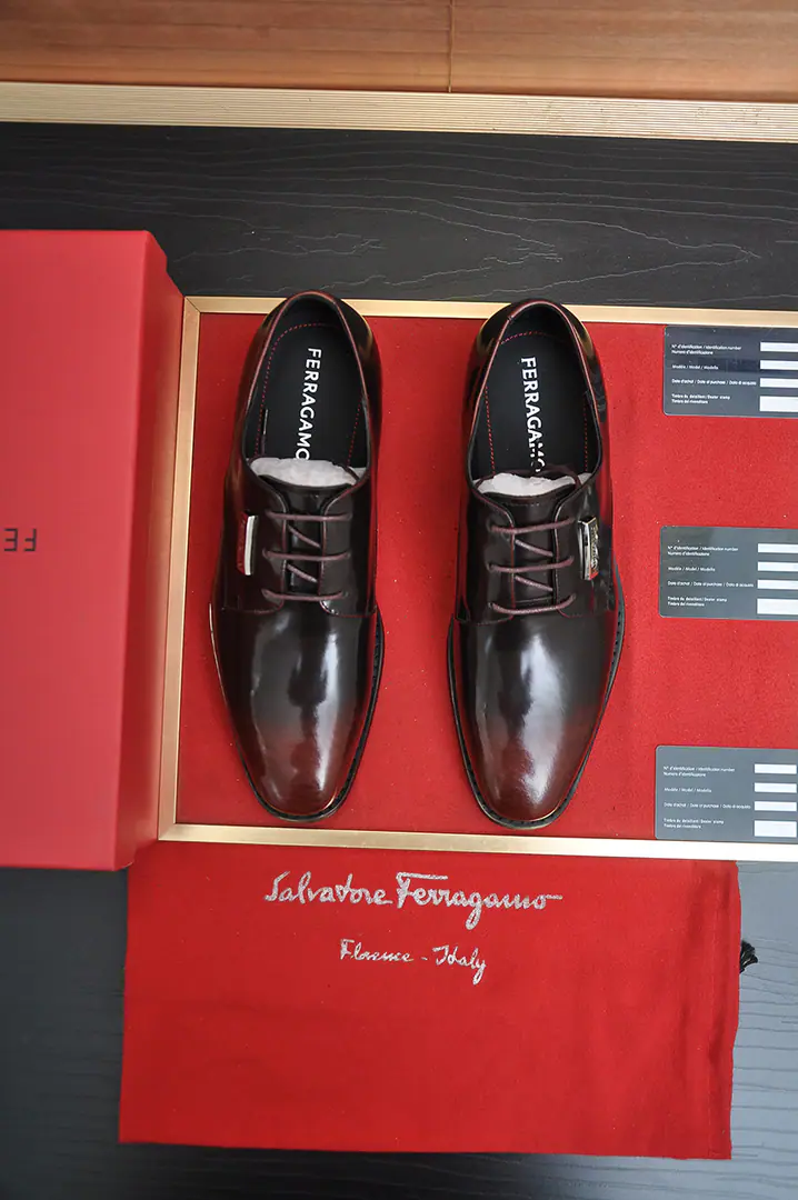 Get out of the factory.【Ferragamo/Ferragre.】The latest money in the cabinet. The original imported cow-coloured fabric.+In the cow's skin.+Original Luxury Metal Buff+Original Group Bottom No pressure on comparison 38–44(45I'll make sure I don't change it.)
