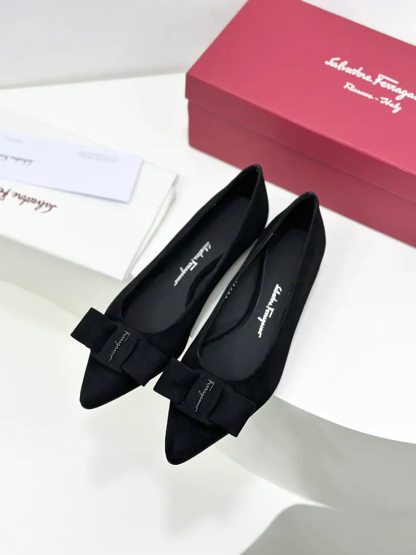 salvatore Ferragamo Ferrague is a little velvet and a little light-headed.VivaBallet shoes.✔️ You're really high-valued.！Stereo-Escort EffectLogoIt's more stylish. Teardrops and heel are inspired by it.Richard SerraA sculpture of the lineline lint. VIVAYes.VARAAn upgrade of classic shoes. BingVARAMore young., Keep up with the trend.. Change your pointy shoes., But it's not a scratch., Because it is.DThe blogger says:, It's more thin and thinner.！The new version of the bow is bigger than the original., The outline is even clearer., Choose the same color and material as the heels., The whole shoe looks simple and stylish.. The drip and the design have stopped the heavyness of the heel. Fabulous.: Goki! Uchi.: In the sheep's skin. Otsumi!: That's a big one.. Codes: 34/35/36/37/38/39/40（34.40Custom without re-offer） He's tall.: 2cm