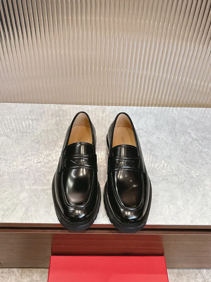 Pyragmud.FerragamoA man's fine leather shoes., This man is a man of LeFoo shoes., The details are gorgeous., Show me how to be honest., It's a good time to be with you at the cocktail party.. The fabric is imported into the cattle., It's a wonderful quality., Inrebin's got a little fetus skin., A stylish and stylish shape.！The original is a very long-lasting, foamy, very deep., Back with rubber negatives., Comfortable, smooth., The bottom of the world is very clear.logoEmblem., I'm showing you the skill of a professional shoe master.. Every detail is a piece of work., Full package Standard Code39-44（38.45.46You're gonna have to do it or not.）