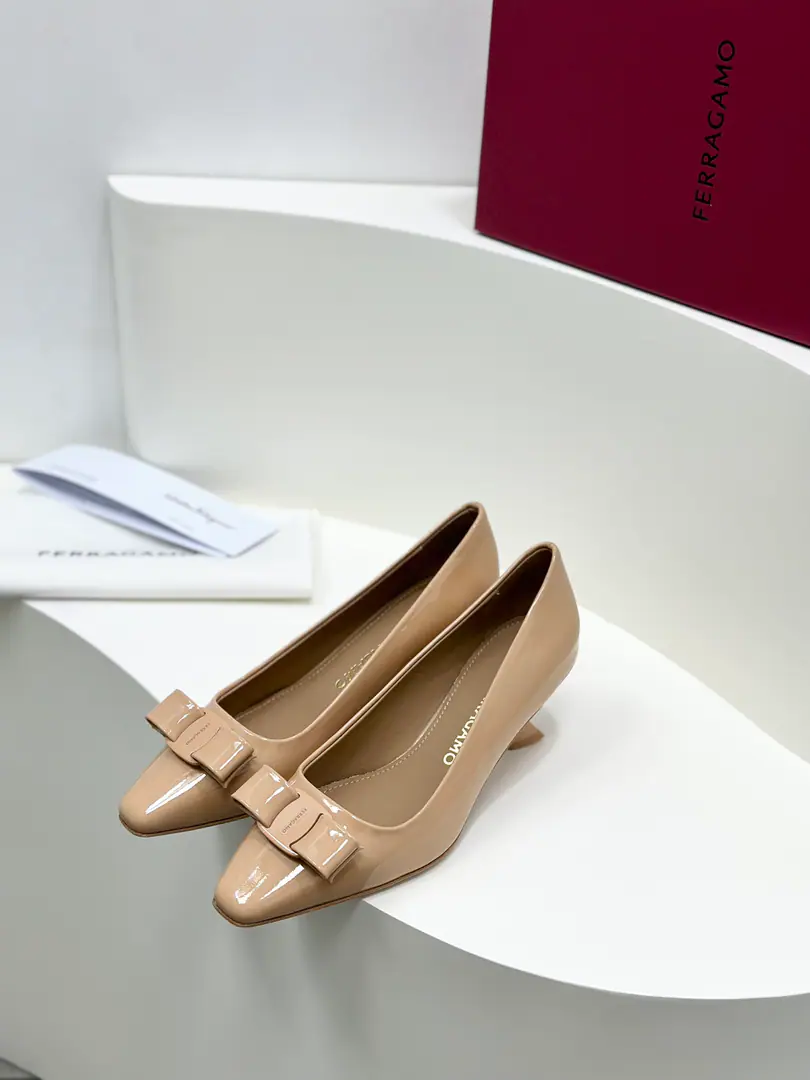 salvatore Ferragamo Philamu's new money.varaA painted butterfly with a small pair of shoes.！New, head.varaMore fashion., A little bit of a woman you can fall in love with., With a new one.FThe heels are super steady. 💗I'm not tired of daily commutes.🎀The new designer did a different act for the Philagomous bow.！ Fabulous.: Importing cow paints Uchi.: 🐑The sheep's skin is in the ground.. Otsumi!: The original custom is really high density.. Codes: 34.35.36.37.38.39.40 （Half a yards..34.40Custom without re-offer） He's tall.: 1cm/6cm