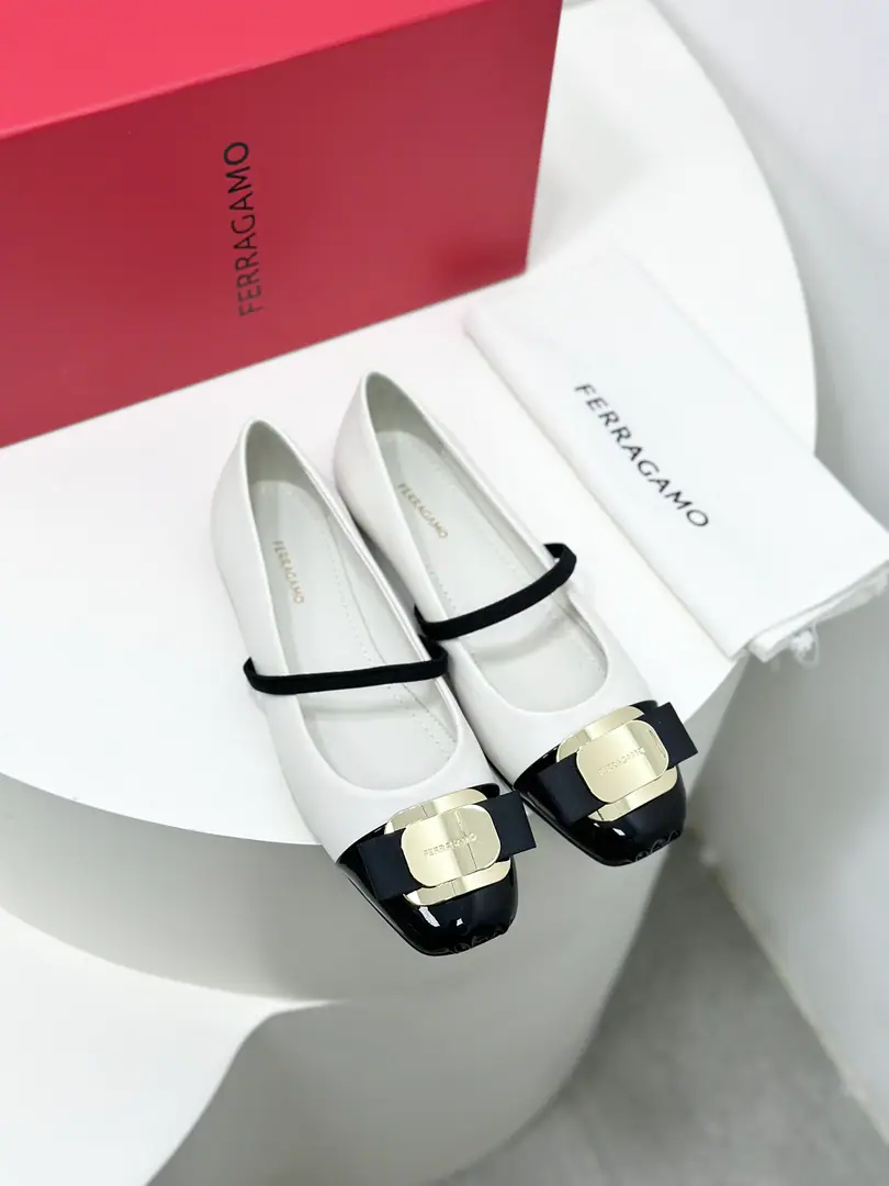 FerragamoFerrague is all new.VaraButterfly with ballet shoes.！ 💗 🩰It's very elaborate., Take them from the shoes to the shoes., Every detail is full of art.. The scale of the bows has been adjusted., I feel younger.~ And the feet are very soft and comfortable., The comfort of not being squeezed on your feet is fascinating.！It's a formula that you can't miss.🎀 The softness of the cloud's feet combines the value of the face with the comfort.🎀 The silver is full of high-end. Black classic.🧸 🧸Original Opener Every Details, The skin is all the same.ZPUnanimously. 🍃Fabulous.: Original custom silk face 🍃Uchi.: Imports🐑The sheep's skin is in the ground.. 🍃Otsumi!: Original customised slide-proof base. 🍃Codes: 34.35.36.37.38.39.40.41（34.40.41I'll make sure I don't change it.）