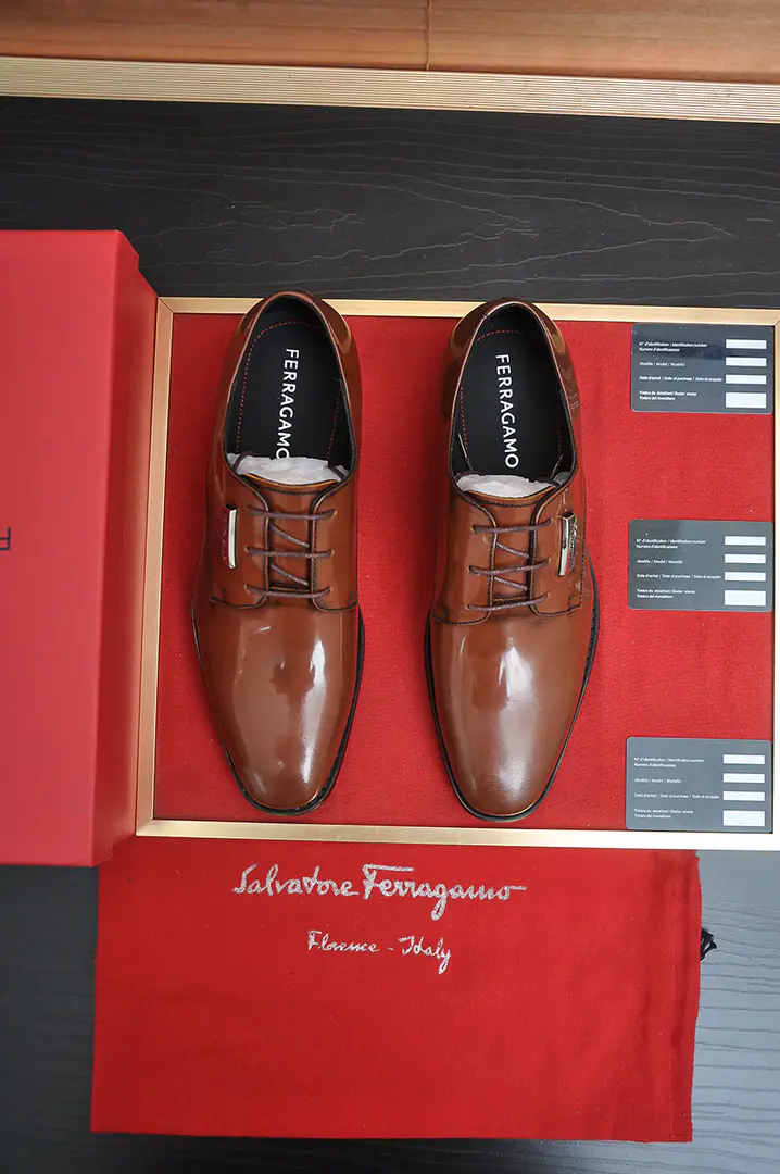 Get out of the factory.【Ferragamo/Ferragre.】The latest money in the cabinet. The original imported cow-coloured fabric.+In the cow's skin.+Original Luxury Metal Buff+Original Group Bottom No pressure on comparison 38–44(45I'll make sure I don't change it.)