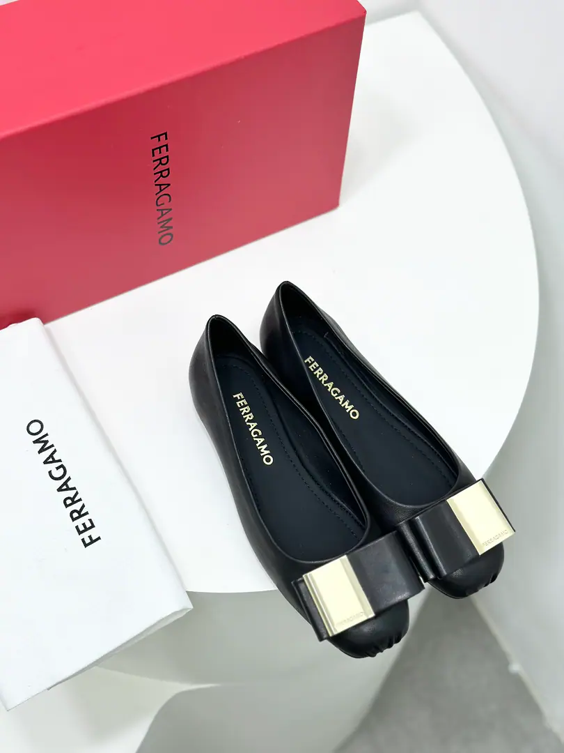 FerragamoThe new version of Ferragmu's metal double butterfly is resonant with the ancient ballet shoes.！ 🎀Ferragrum's new shoes.～🐑It's softer inside the skin of the sheep., More air.！- Slug feet.fufuIt's..., So you can't wear your feet.🧸This year's hot ballet wind.🩰, A pair of fashionable hands. 🍃Fabulous.: Import of soft sheep skin 🍃Uchi.: 🐑The sheep's skin is in the ground.. 🍃Otsumi!: Original customised slide-proof base. 🍃Codes: 35.36.37.38.39.40.41（40.41I'll make sure I don't change it.）