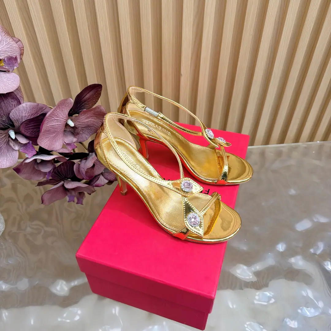 Ferragamo/Pyragmud.26AWThe early spring and autumn heels. - It's elegant. It's a tacky, casual touch. The upper foot is nice and the thief looks good. The fashionable masters are all fighting for it.! Shoes face is customized with original He's got a little foot in his head and a little sheep skin. Original modeling slides over base He's tall.: 8.5cm zise: 35-39（40.41Custom）